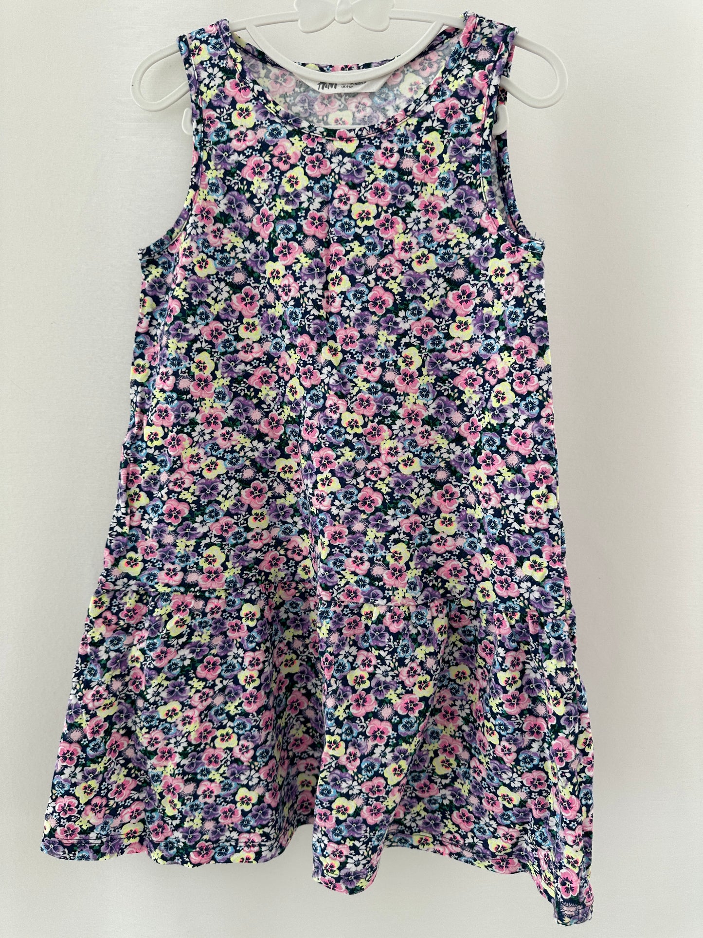 Sommerkleid mit farbigen Blümchen Gr. 110/116 | Secondhand | MiniMoments