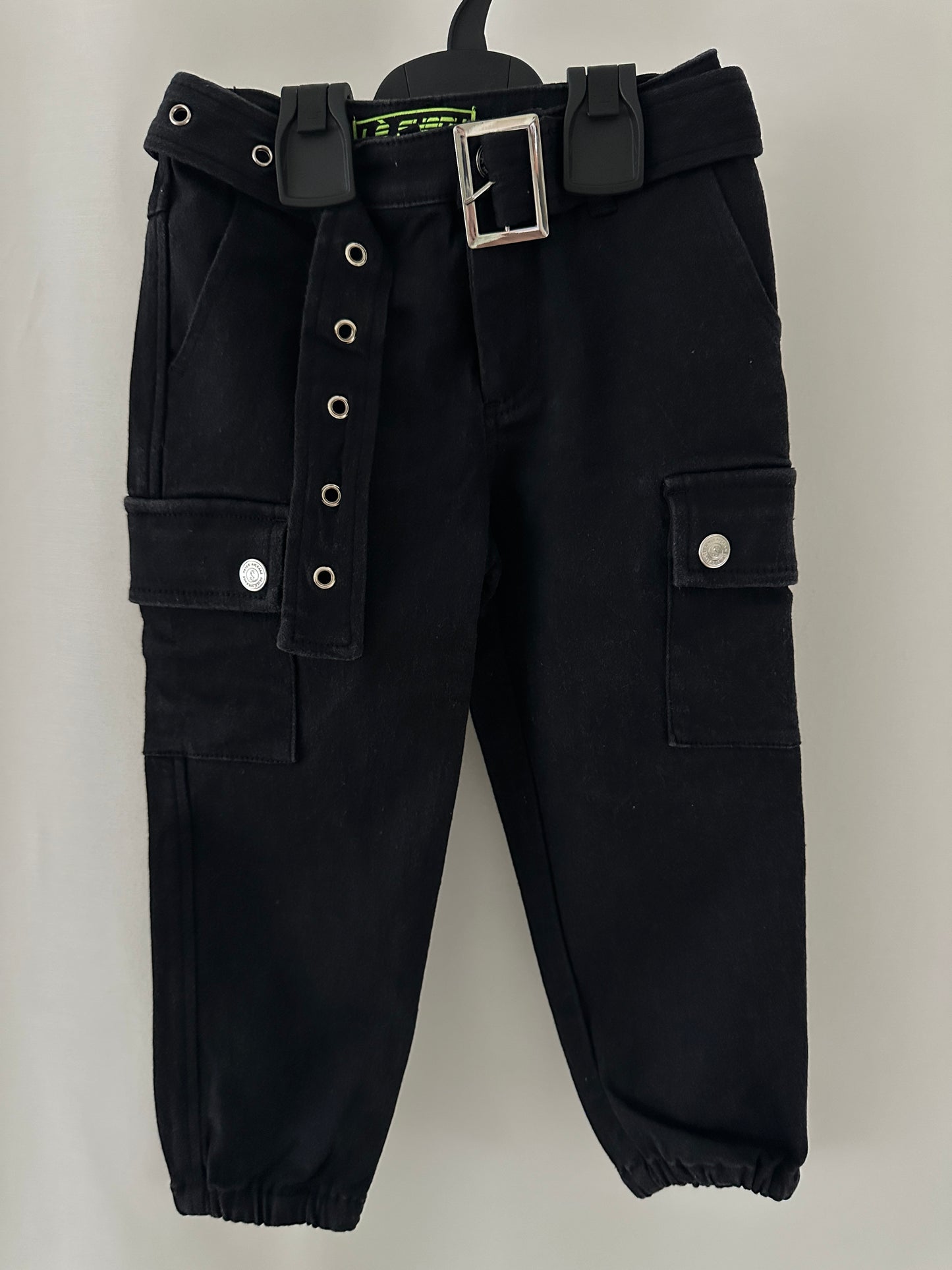 Lange Hose mit Gurt Gr. 104 | Secondhand | MiniMoments