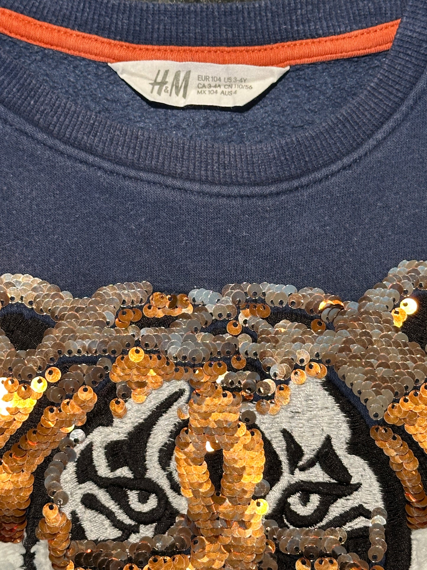 Pullover mit Pailletten Gr. 104 | Tiger | Secondhand | MiniMoments