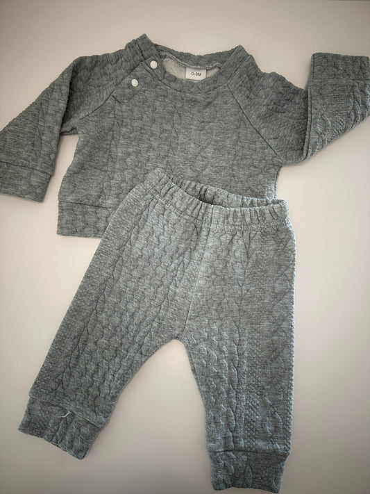 Weiches Baby-Set aus Pullover & Hose Gr. 0-3 Monate | Secondhand | MiniMoments